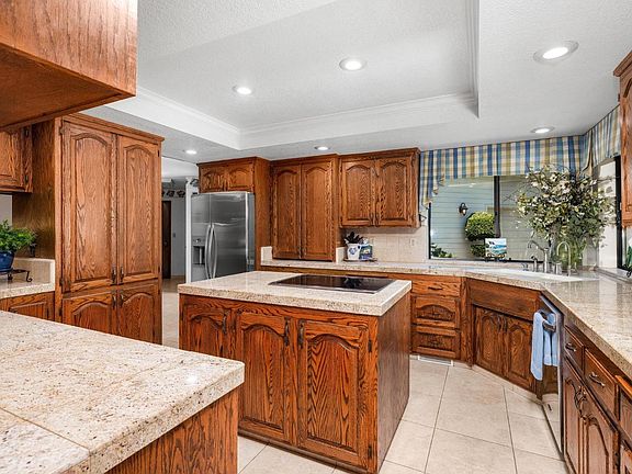 4th image of 751 Camelia Court