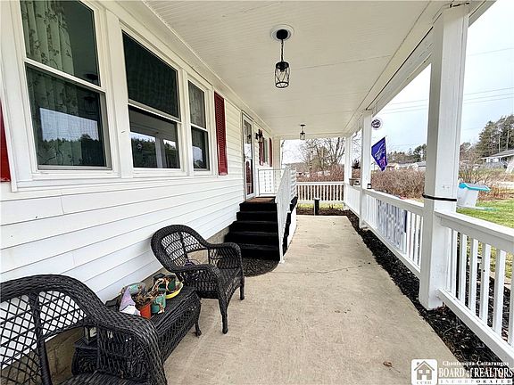 4th image of 1489 Happy Hollow Rd