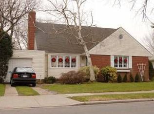 27 Vassar St, Garden City, NY 11530