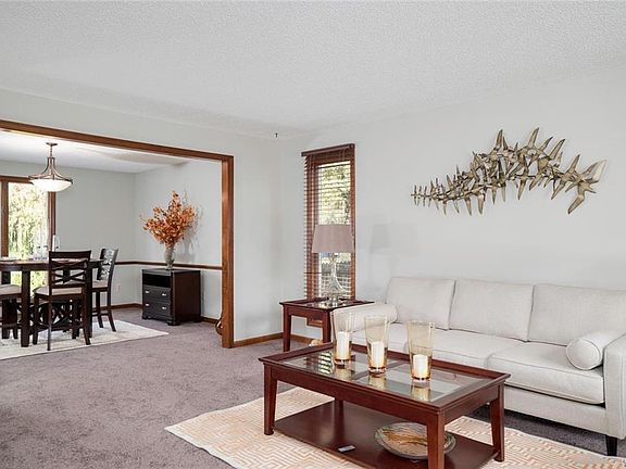 4th image of 8 Hoviland Ct