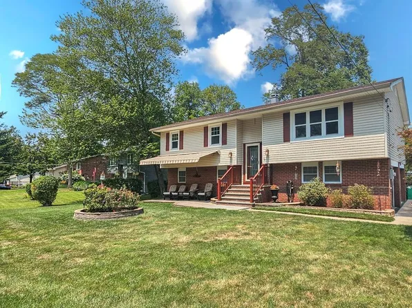 11 Mahar Drive, Poughkeepsie, NY 12601