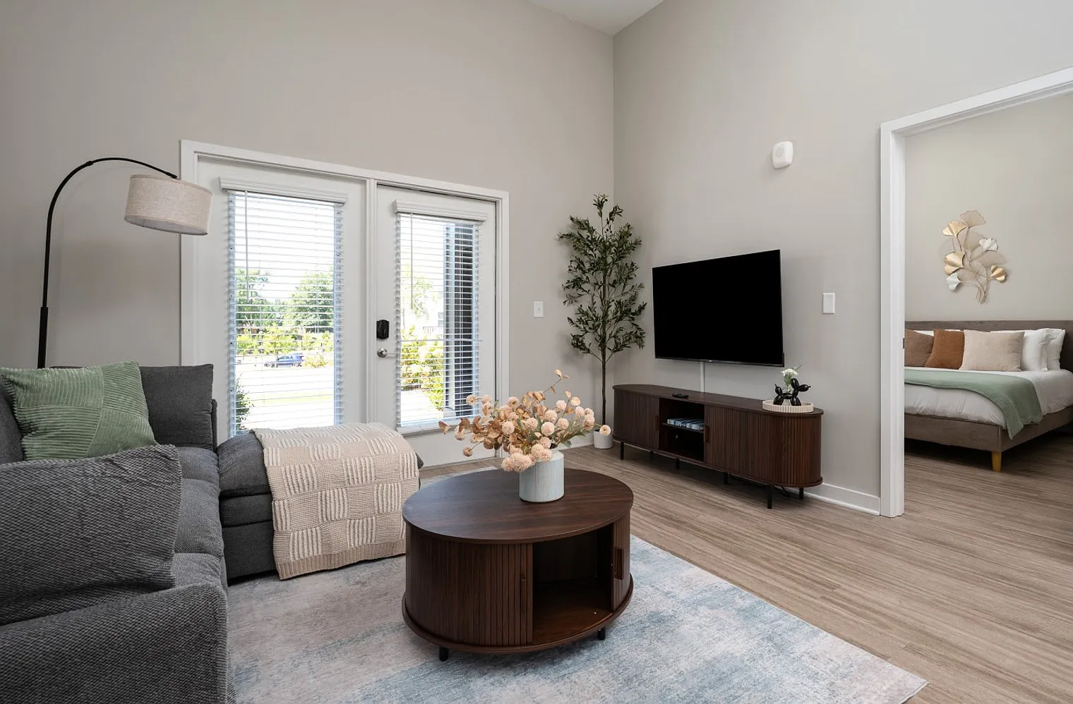 2 bed, 2.0 bath, 11786 sqft, $8,102 — Photo 2