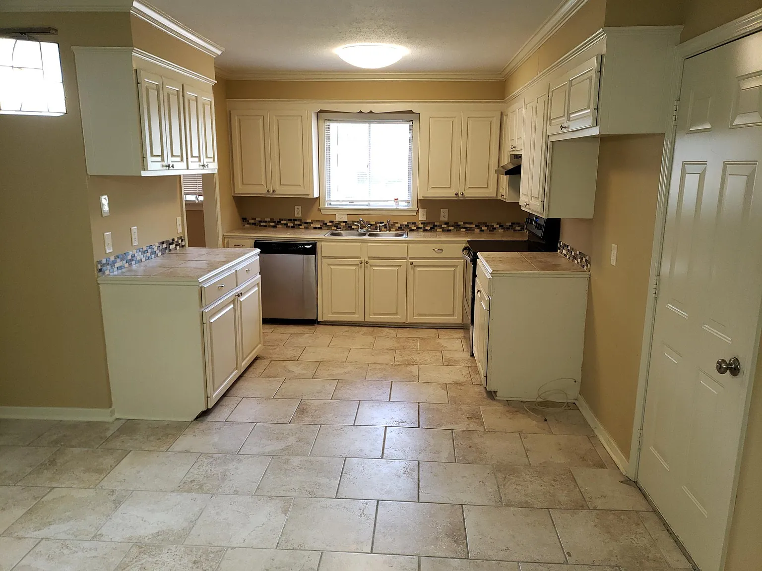 2622 Hemingway Cir — Photo 2