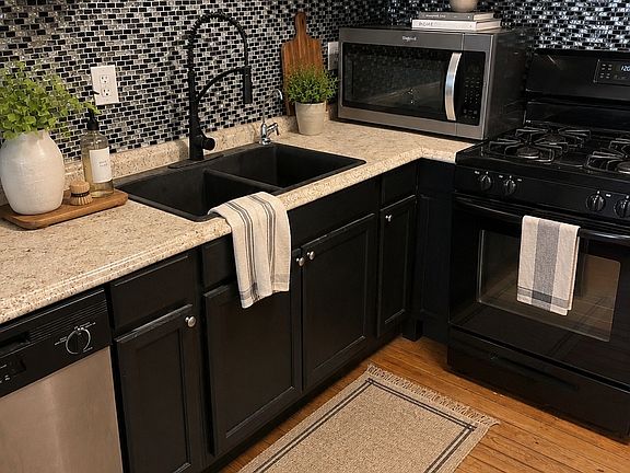 4th image of 141 Celery Ave N