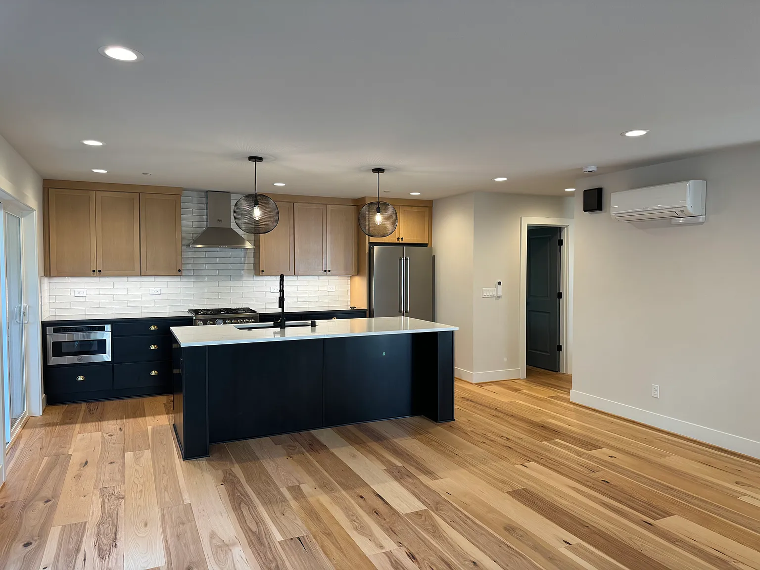 3 bed, 2.5 bath, 1600 sqft, $5,000 — Photo 3