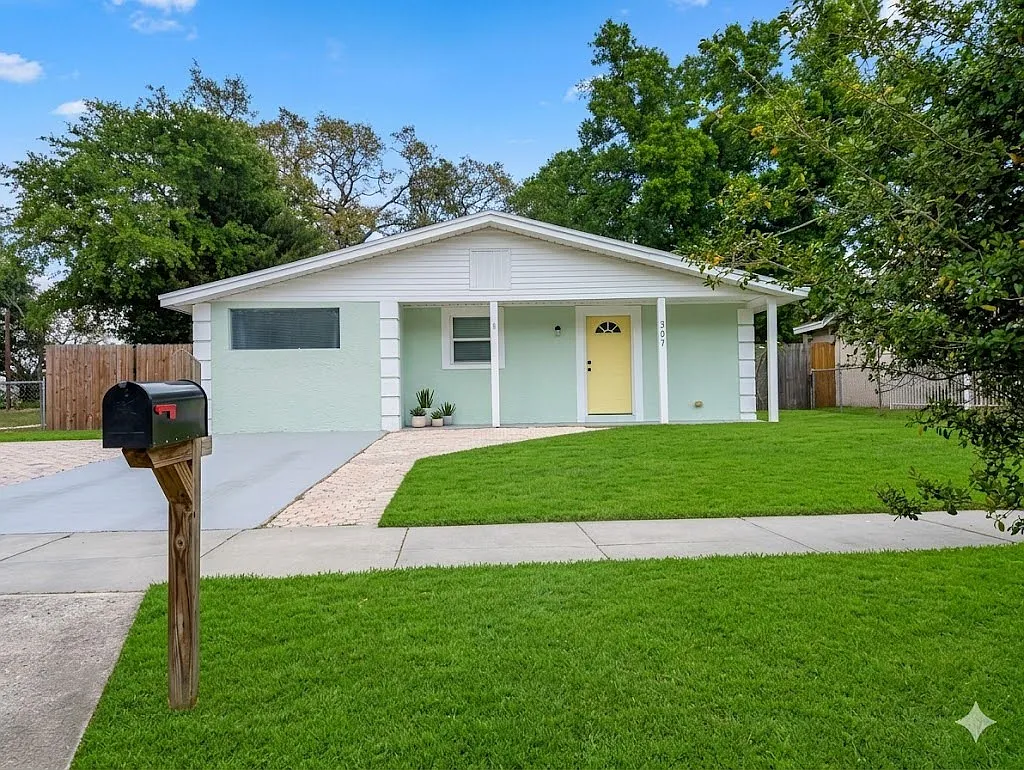 4 bed, 1302 sqft, $2,495 — Photo 1