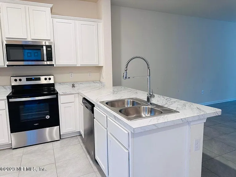 97 Pomona Way — Photo 1