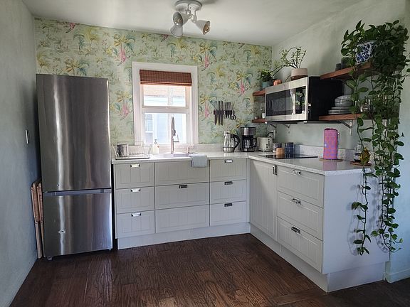 2nd image of 1021 Middle St