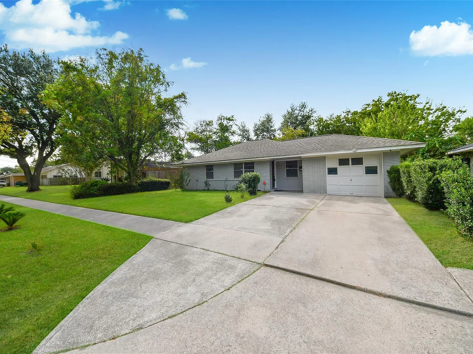 3 bed, 2.0 bath, 1677 sqft, $1,900 — Photo 1