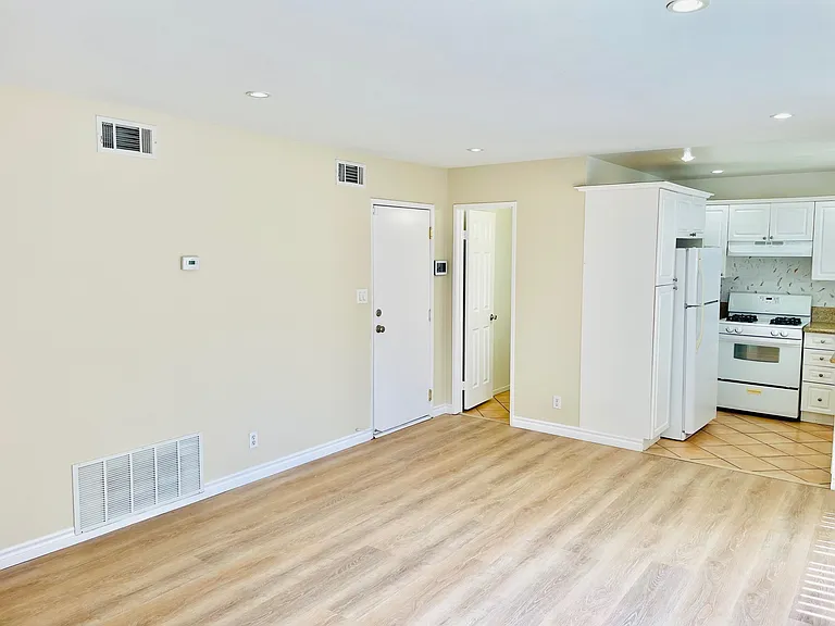 2104 Raymond Ave — Photo 6
