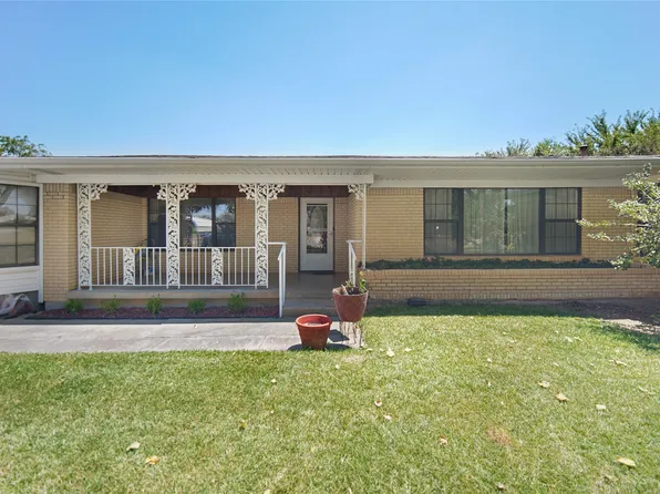 137 S 7th St, Jacksboro, TX 76458