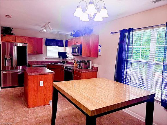 3rd image of 622 Bentley Ln