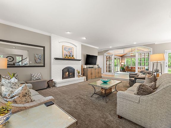 3rd image of 902 Crabapple Ln