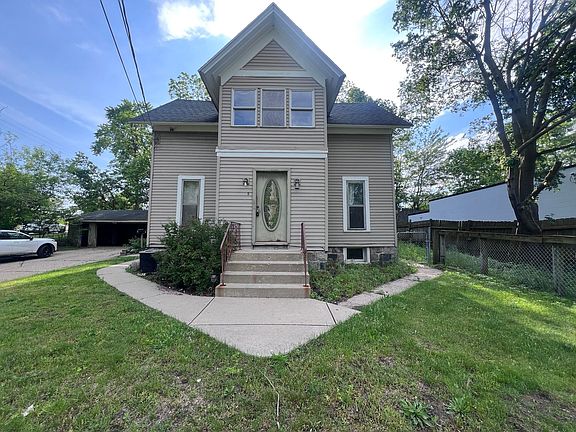 2nd image of 512 Grand Ave NE #2