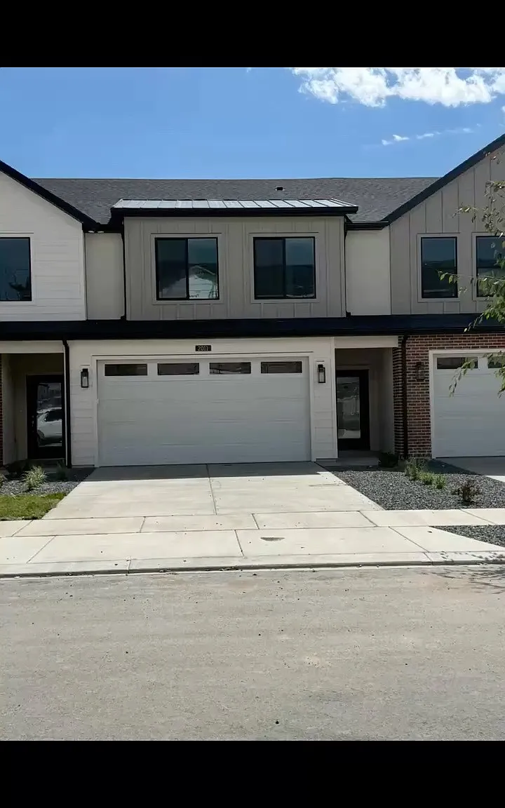 3 bed, 2.5 bath, 1800 sqft, $2,400 — Photo 1