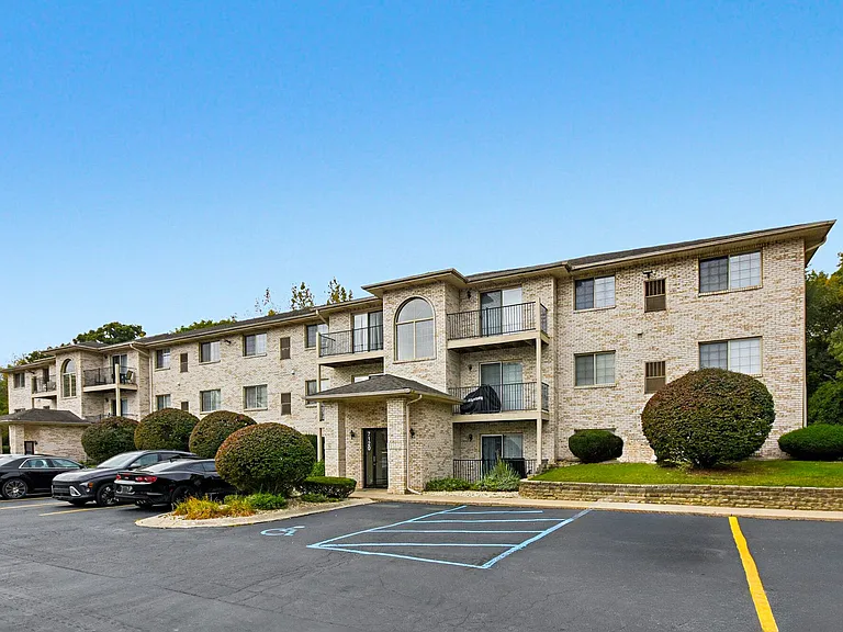 Maple Leaf Apartments — Photo 16