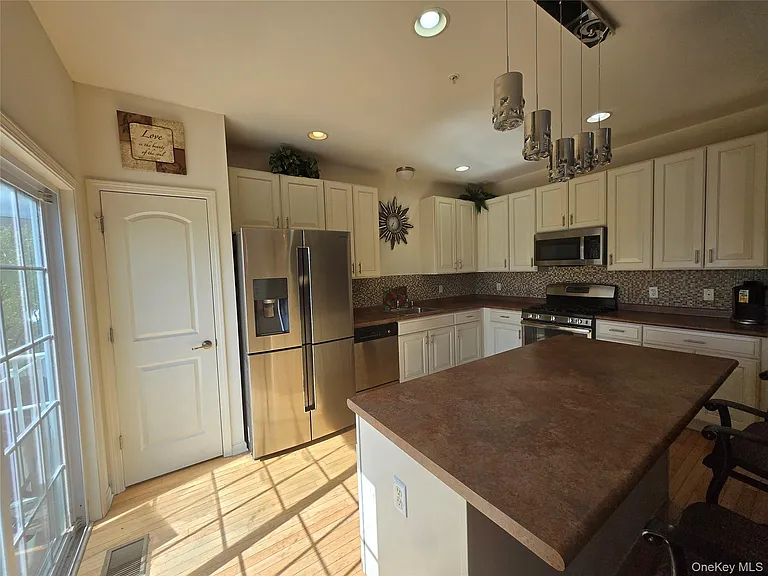 913 Hawthorn Way — Photo 8
