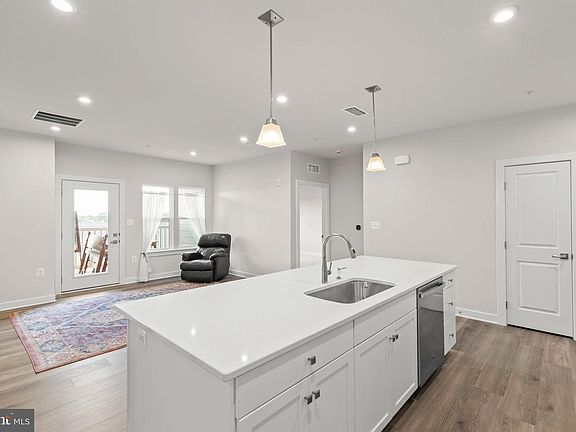 5th image of 140 McCormick Cir #403