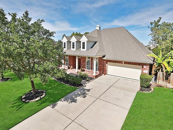 Beautiful corner lot with 3-Car Tandem garage