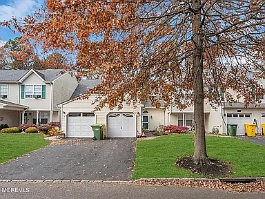 565 Woodbine Ln — Photo 2