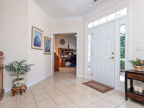 4th image of 202 Wild Thorn Ln