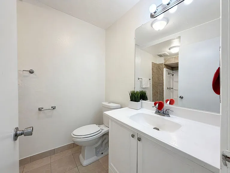 2657 E Monroe St — Photo 10