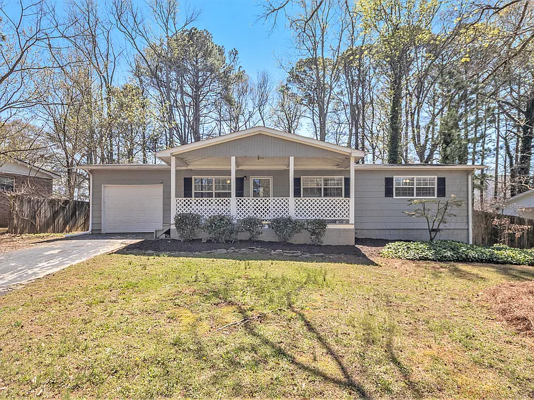 1602 Sycamore Dr NW — Photo 1