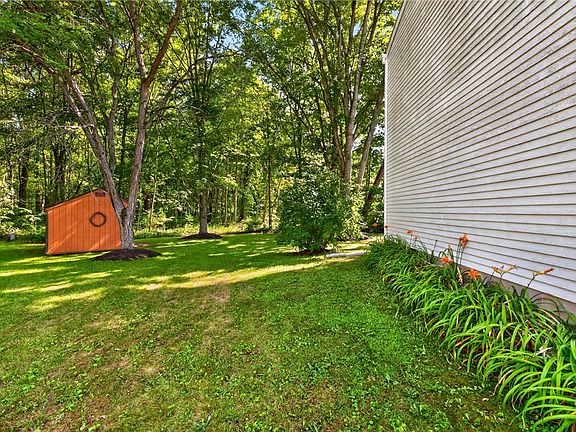 4th image of 1590 Sweetbrier Ln