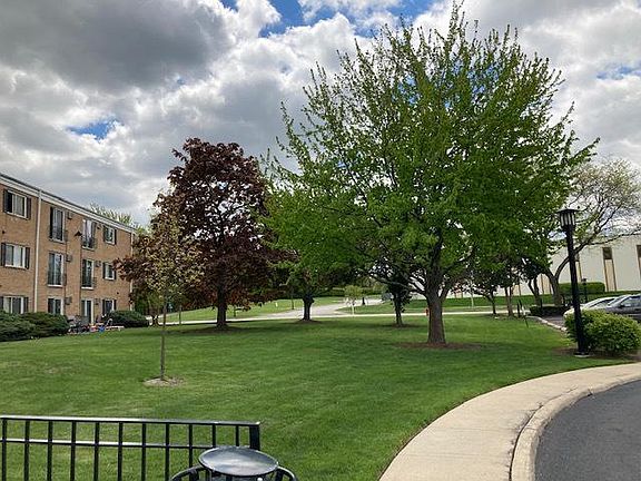 3rd image of 580 Lawrence Ave APT 206