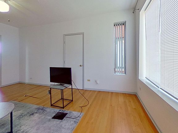 3rd image of 1433 W Balmoral Ave #33/3S