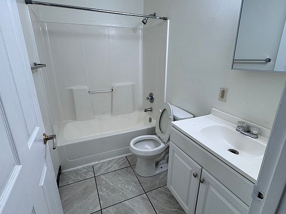 4th image of 345 E Elm St #106