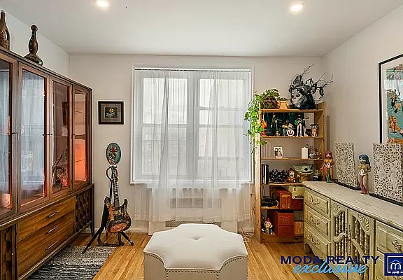 3rd image of 3210 Arlington Ave APT 4K