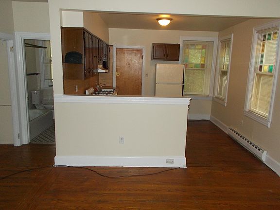 5th image of 906 N Madison St APT 3
