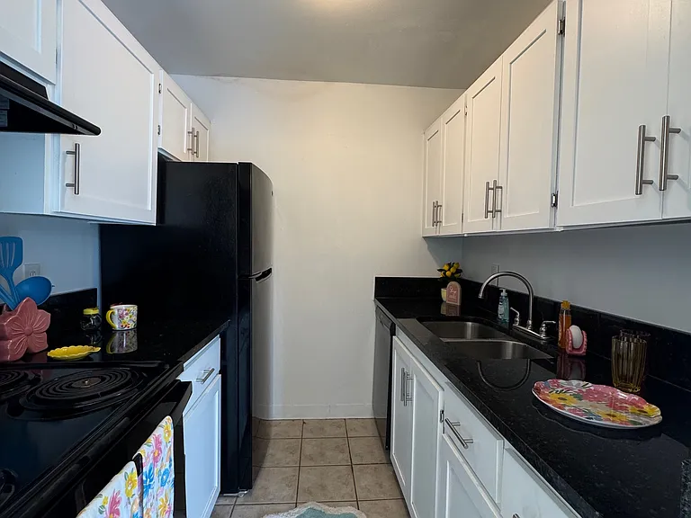 Executive House Apartments — Photo 12