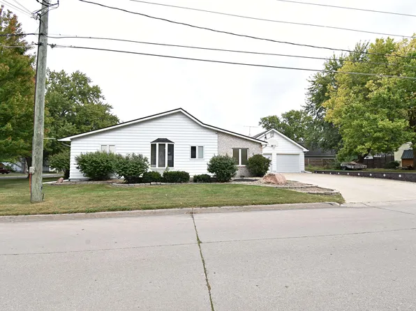 806 9th Ave SW, Independence, IA 50644