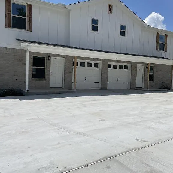 512 Raymond St — Photo 1