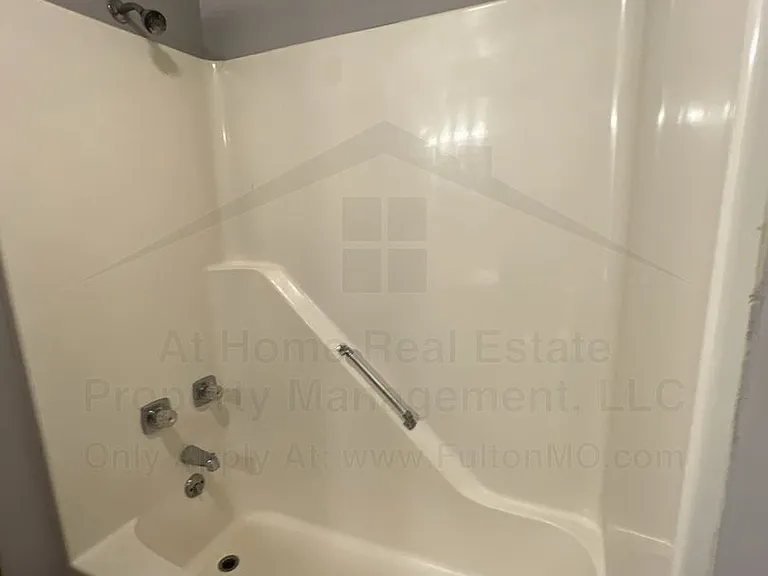 103 E 10th St #2 — Photo 22