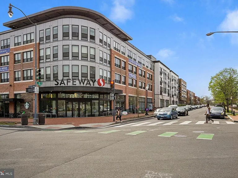 1211 G St SE #1 — Photo 22