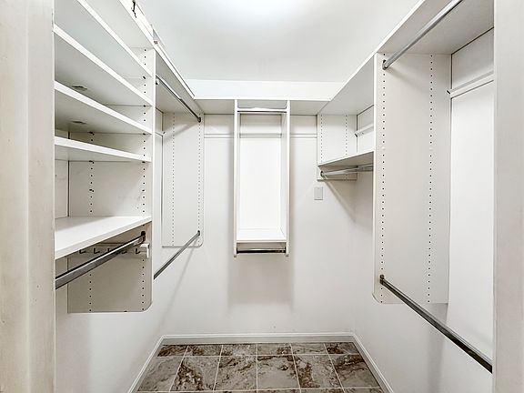 Everything about this mansion speaks luxury, and Room 1 truly stands out. With its spacious, well-designed closet, all your belongings stay neatly organized, so you never have to search for anything.