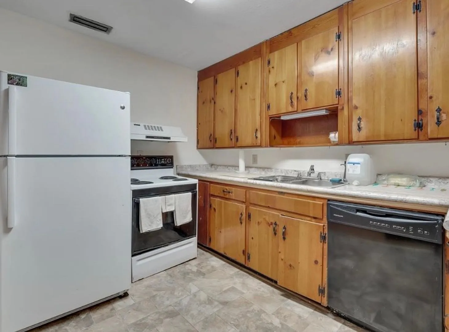 Large 4 Bedroom House — Photo 2