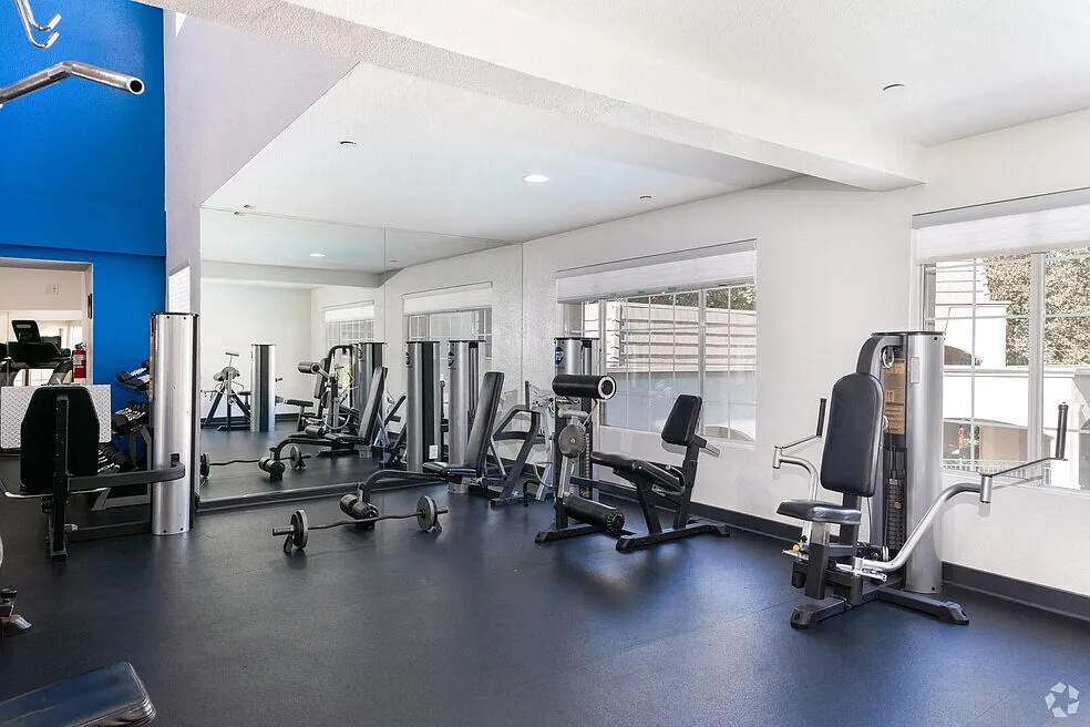 Park Regency Apartments — Photo 3