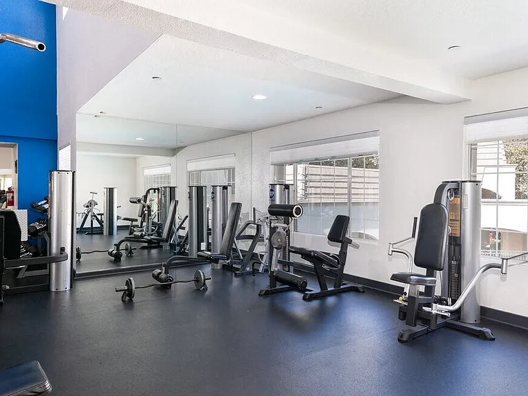 Park Regency Apartments — Photo 3