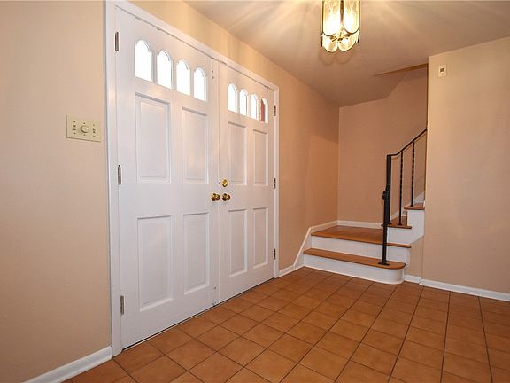 2nd image of 1046 Centergate Dr