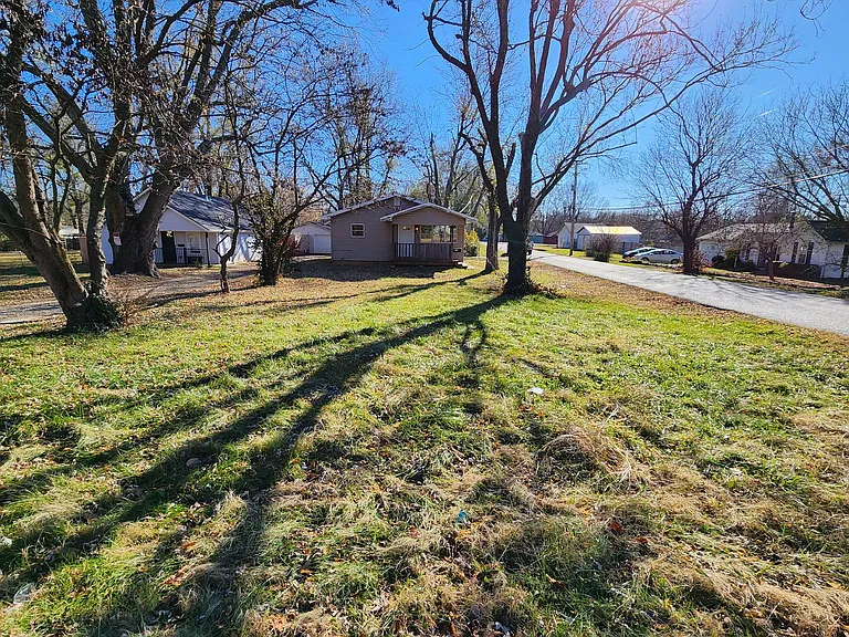 2854 W Walnut St — Photo 24