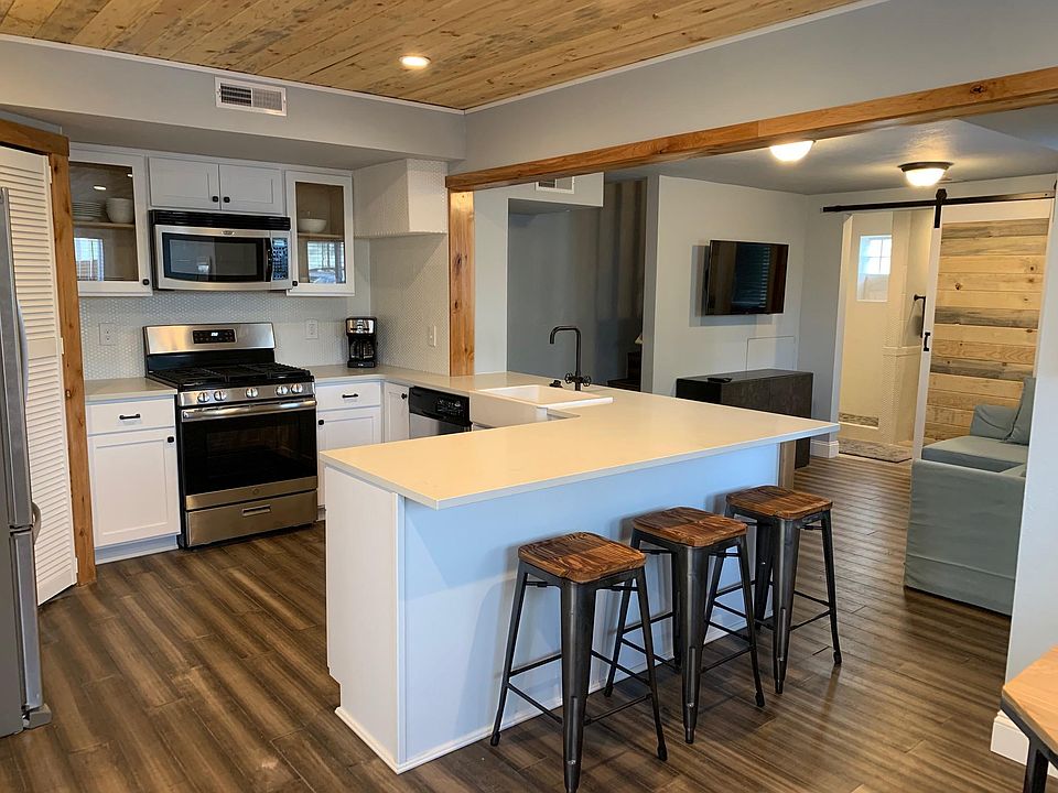 Fully equipped kitchen! Quartz counter tops, Kuerig, Farmhouse sink, gas range, built-in microwave, dishwasher, garbage disposal, french door fridge, eat-in bar.