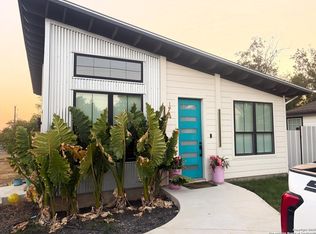 1007 3rd St, Floresville, TX 78114
