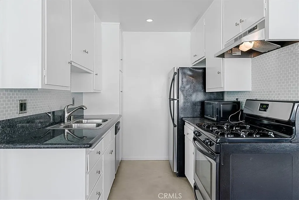 Photo 2 of 10 - 1527 Princeton St #5 - Santa Monica, CA Building Photo - 1527 Princeton St #5