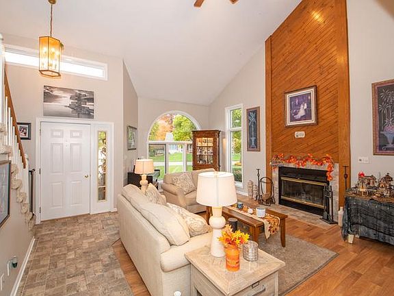 3rd image of 25672 Shorewood Ct