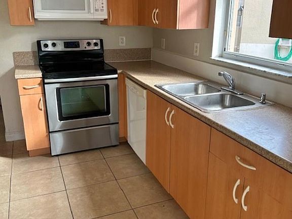 3rd image of 1008 NE 39th Ave