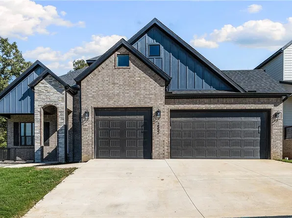 2552 N Crossover Rd, Fayetteville, AR 72703